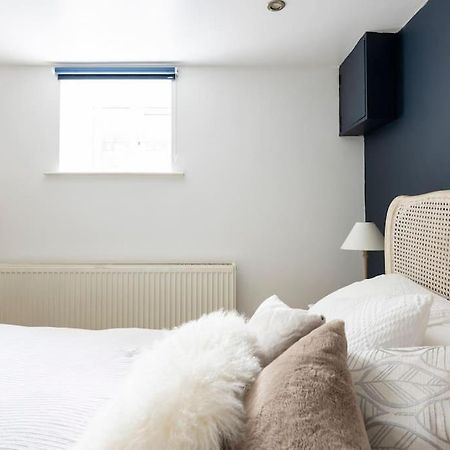 2 Double Bedroom Large Modern Self Contained Apartment Free Parking Кэмберлей Экстерьер фото