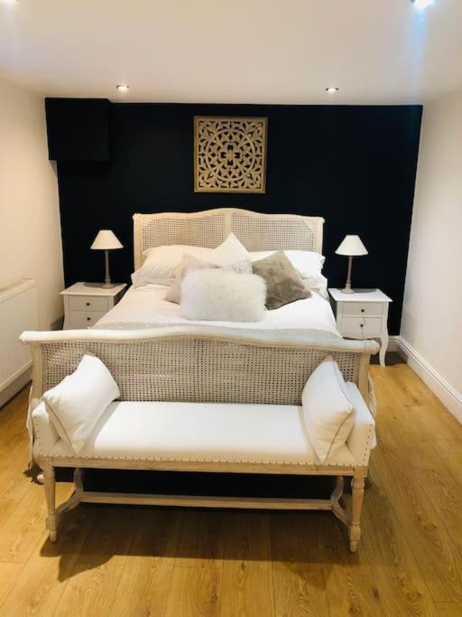 2 Double Bedroom Large Modern Self Contained Apartment Free Parking Кэмберлей Экстерьер фото