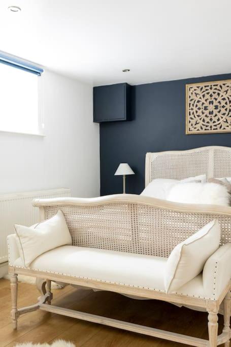 2 Double Bedroom Large Modern Self Contained Apartment Free Parking Кэмберлей Экстерьер фото