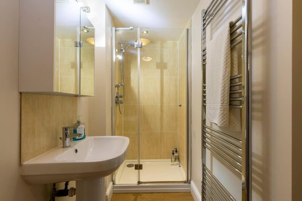 2 Double Bedroom Large Modern Self Contained Apartment Free Parking Кэмберлей Экстерьер фото
