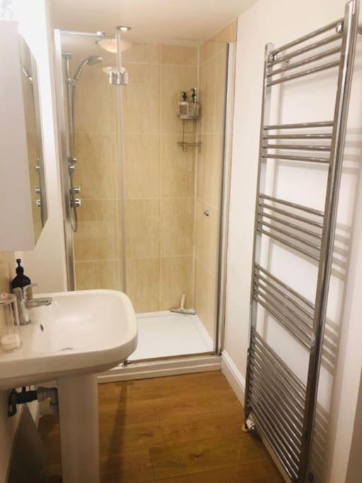 2 Double Bedroom Large Modern Self Contained Apartment Free Parking Кэмберлей Экстерьер фото