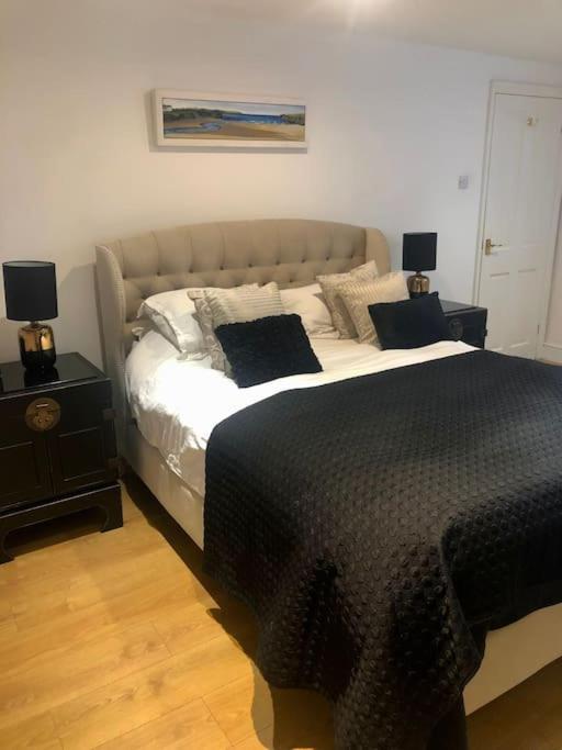 2 Double Bedroom Large Modern Self Contained Apartment Free Parking Кэмберлей Экстерьер фото