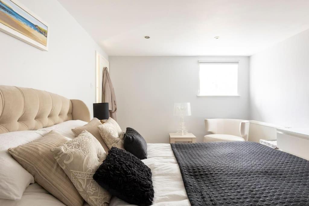 2 Double Bedroom Large Modern Self Contained Apartment Free Parking Кэмберлей Экстерьер фото