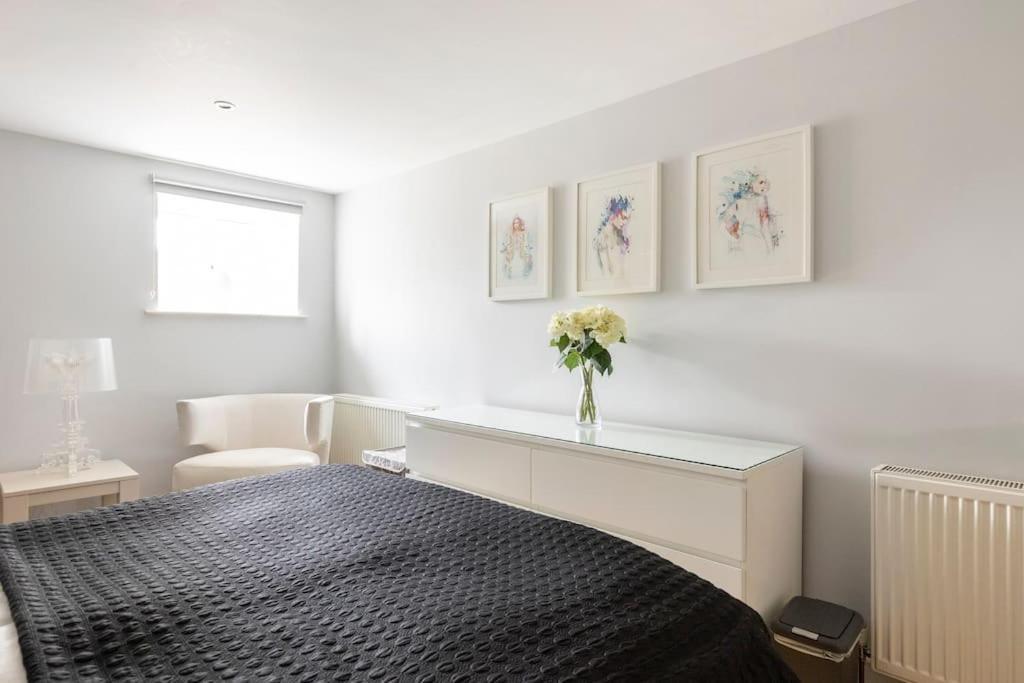 2 Double Bedroom Large Modern Self Contained Apartment Free Parking Кэмберлей Экстерьер фото