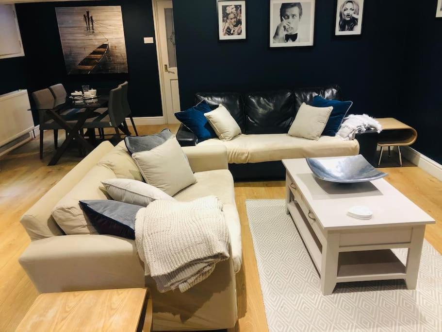 2 Double Bedroom Large Modern Self Contained Apartment Free Parking Кэмберлей Экстерьер фото
